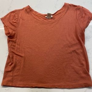 Salmon colored cropped tee